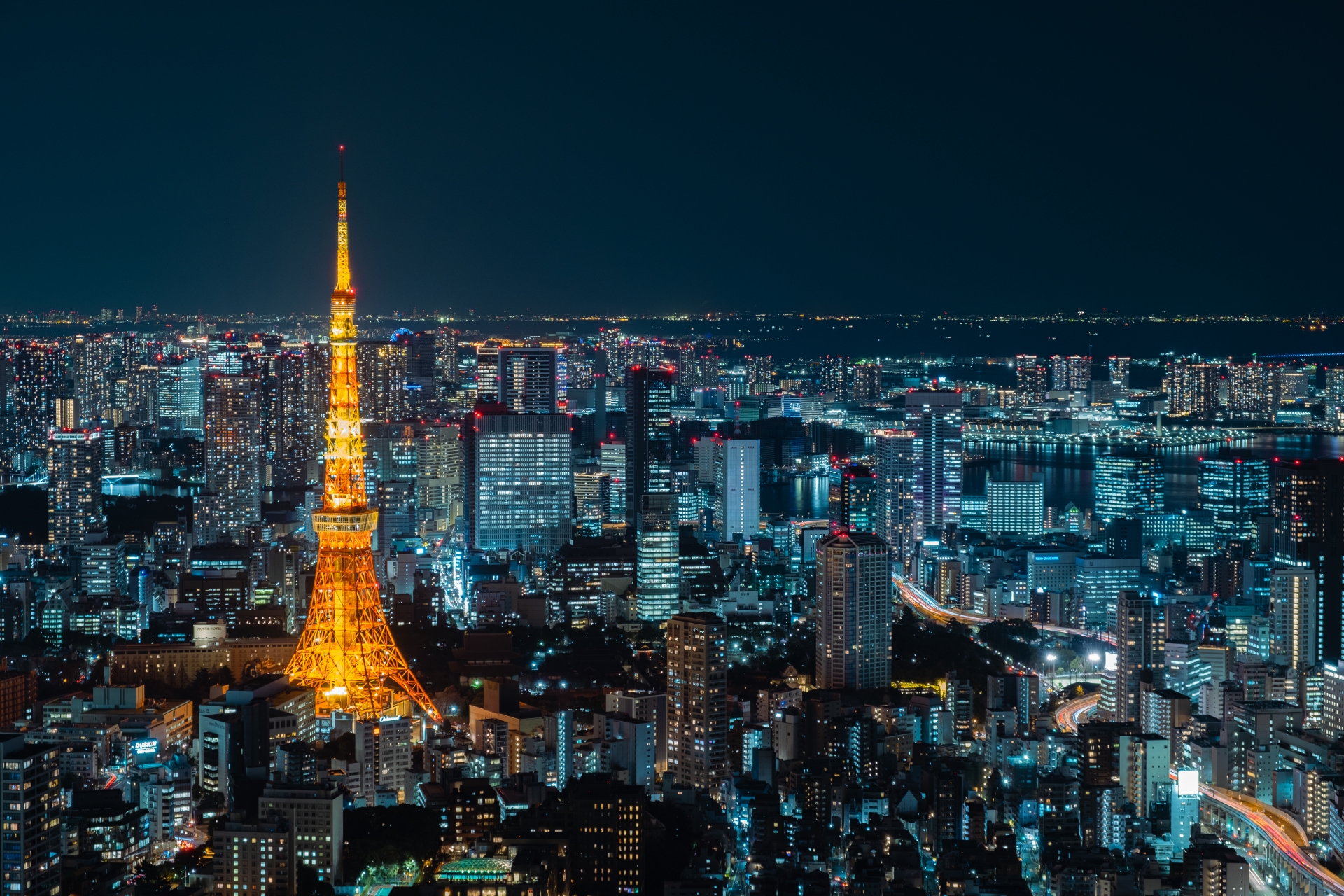 東京・都市部の大型LEDビジョンと交通量の多い立地イメージ