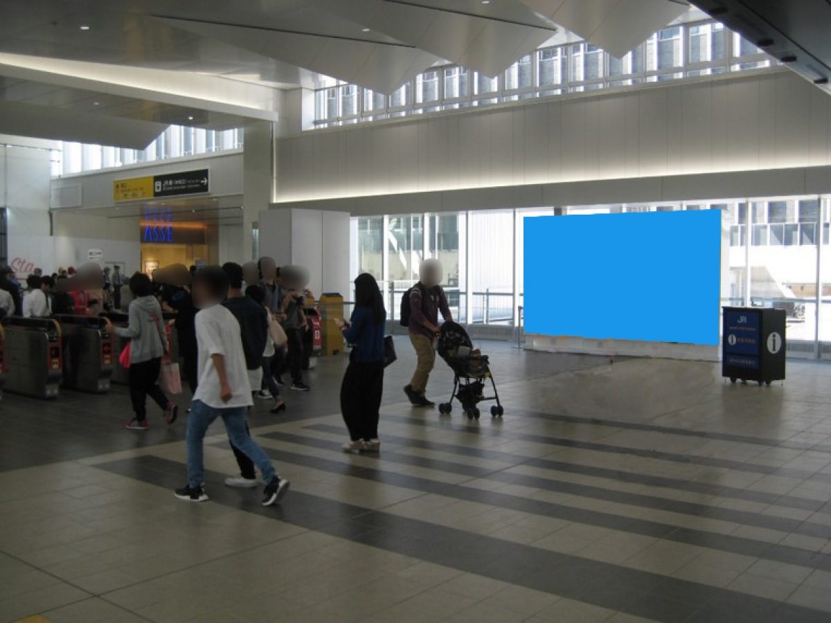 広島駅 中央改札横 9面マルチビジョン 実写